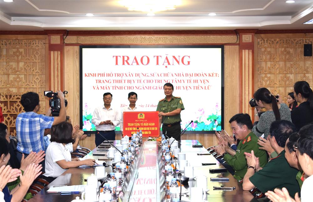 Bộ Công an tặng ngành giáo dục và đào tạo huyện Tiên Lữ 100 bộ máy tính.