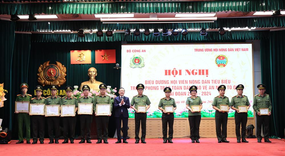 Đồng chí Lương Quốc Đoàn trao Kỷ niệm chương “Vì giai cấp Nông dân Việt Nam” và Bằng khen của Trung ương Hội Nông dân Việt Nam tặng Thứ trưởng Lê Quốc Hùng cùng các tập thể và cá nhân của Bộ Công an đã thành tích xuất sắc trong công tác phối hợp thực hiện phong trào toàn dân bảo vệ ANTQ giai đoạn 2019 – 2024.