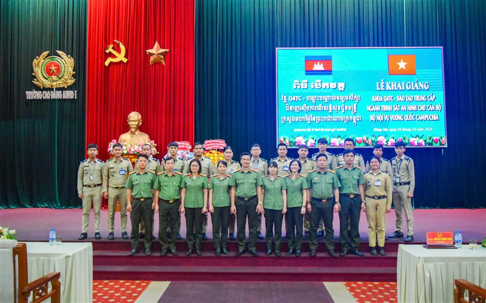 Đại diện Ban Giám hiệu, lãnh đạo các đơn vị chụp ảnh lưu niệm cùng học viên khóa Q4TC.