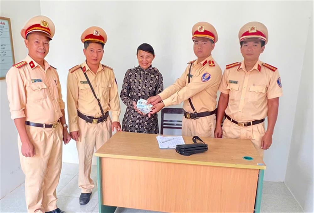 Tổ công tác trao trả tài sản cho bà Nguyễn Thị Thuận.