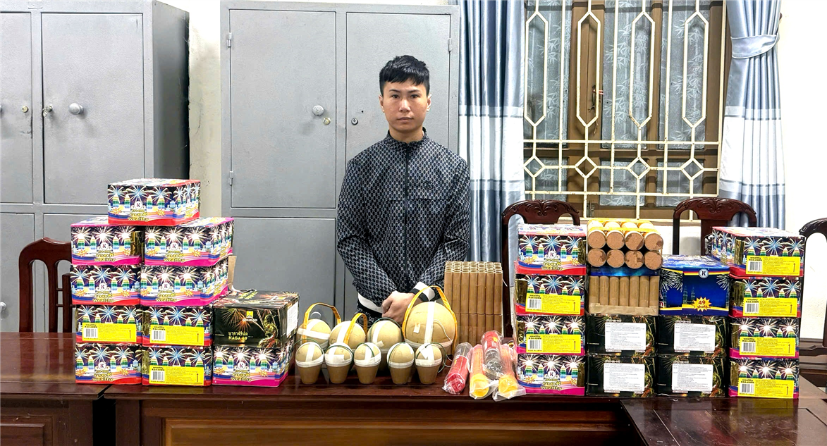 Đối tượng Nguyễn Minh Hiếu cùng tang vật thu giữ.