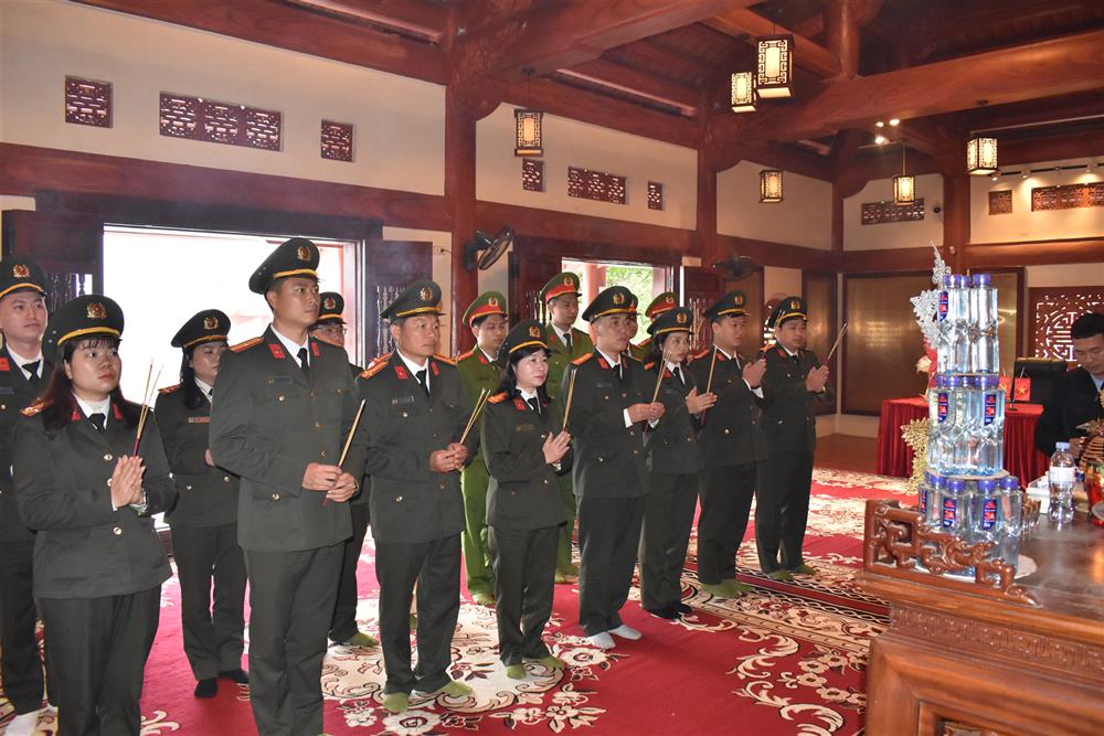 Đoàn công tác dâng hương, dâng hoa tại Nghĩa trang liệt sĩ Quốc gia huyện Vị Xuyên, tỉnh Hà Giang.