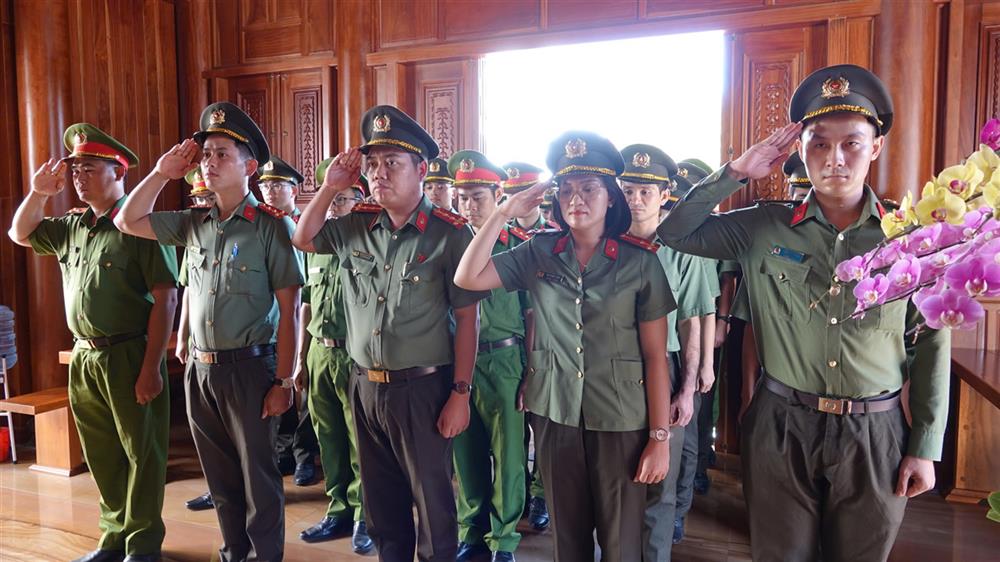 Đoàn Thanh niên Công an tỉnh tổ chức dâng hương tưởng niệm Chủ tịch Hồ Chí Minh.