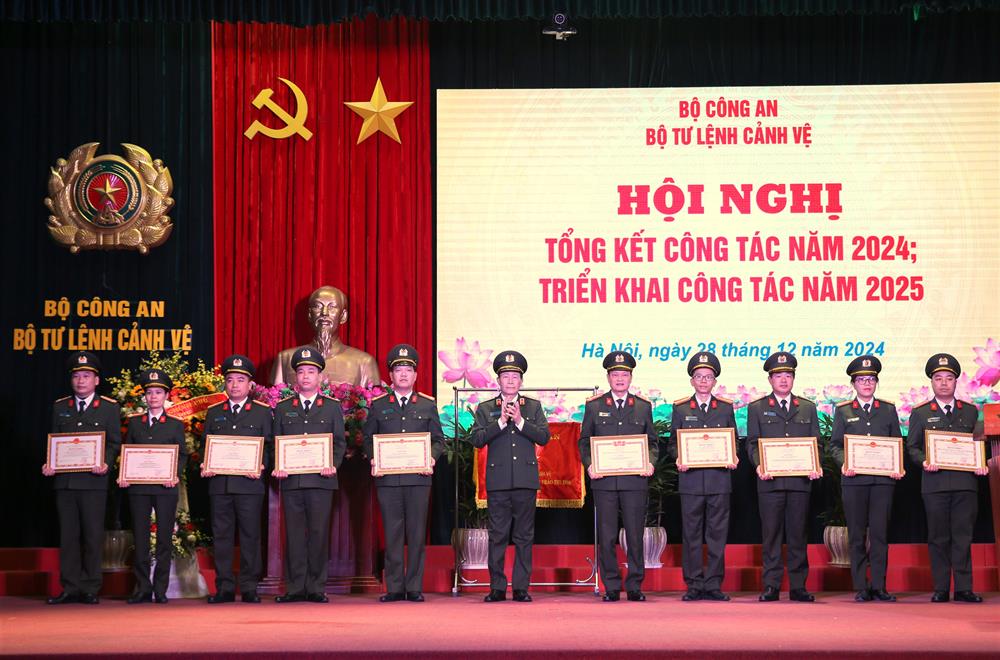 Thứ trưởng Lê Quốc Hùng trao Bằng khen của Bộ Công an, Bằng khen của UBND tỉnh Điện Biên, danh hiệu Chiến sĩ thi đua toàn lực lượng tặng các tập thể, cá nhân có thành tích xuất sắc.