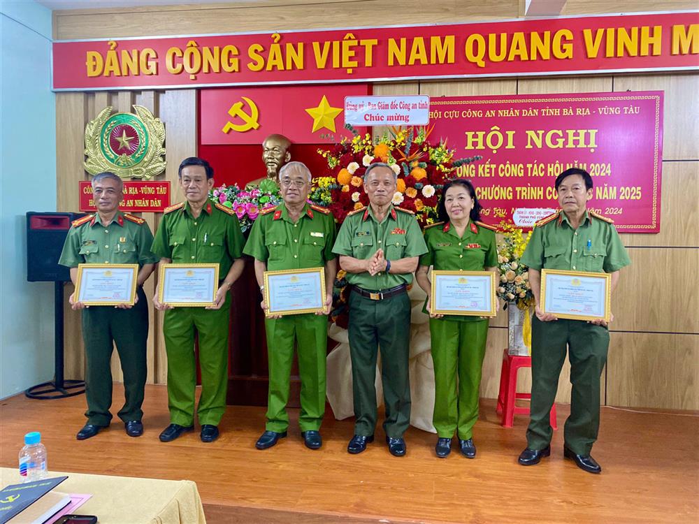 Trao Giấy khen của Giám đốc công an tỉnh và Chủ tịch Hội cựu CAND tỉnh cho các cá nhân, tập thể có thành tích xuất sắc