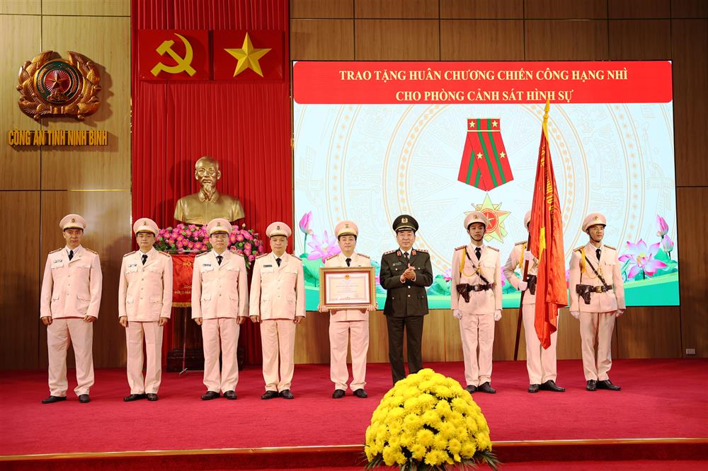 Thứ trưởng Bộ Công an trao Huân chương Chiến công hạng Nhì cho Phòng Cảnh sát hình sự Công an tỉnh.