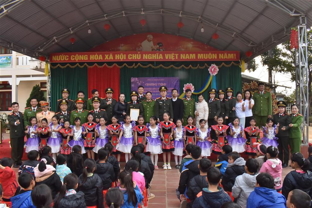 Một số hình ảnh của Đoàn công tác tại điểm trường Tiểu học xã Chế Là, huyện Xín Mần, tỉnh Hà Giang.
