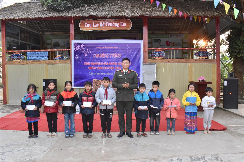 Một số hình ảnh của Đoàn công tác tại điểm Trường Tiểu học xã Bàn Ngò, huyện Xín Mần, tỉnh Hà Giang.