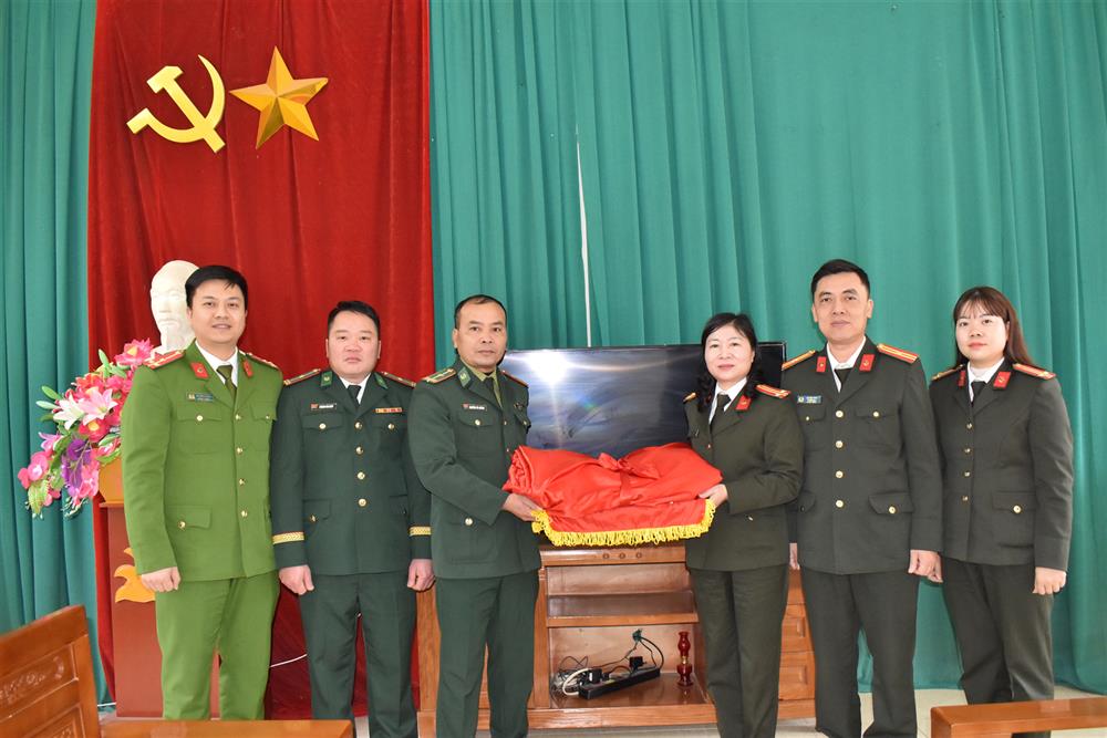 Đoàn công tác tặng cờ Tổ quốc tại Đồn Biên phòng Lũng Cú, huyện Đồng Văn, tỉnh Hà Giang và tặng quà cho các cháu là con nuôi Đồn Biên phòng.