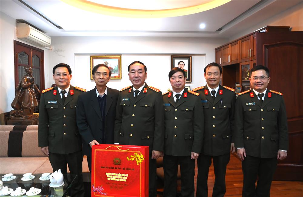 Thứ trưởng Trần Quốc Tỏ cùng Đoàn công tác thăm, chúc tết nguyên Thứ trưởng Thường trực Đặng Văn Hiếu.