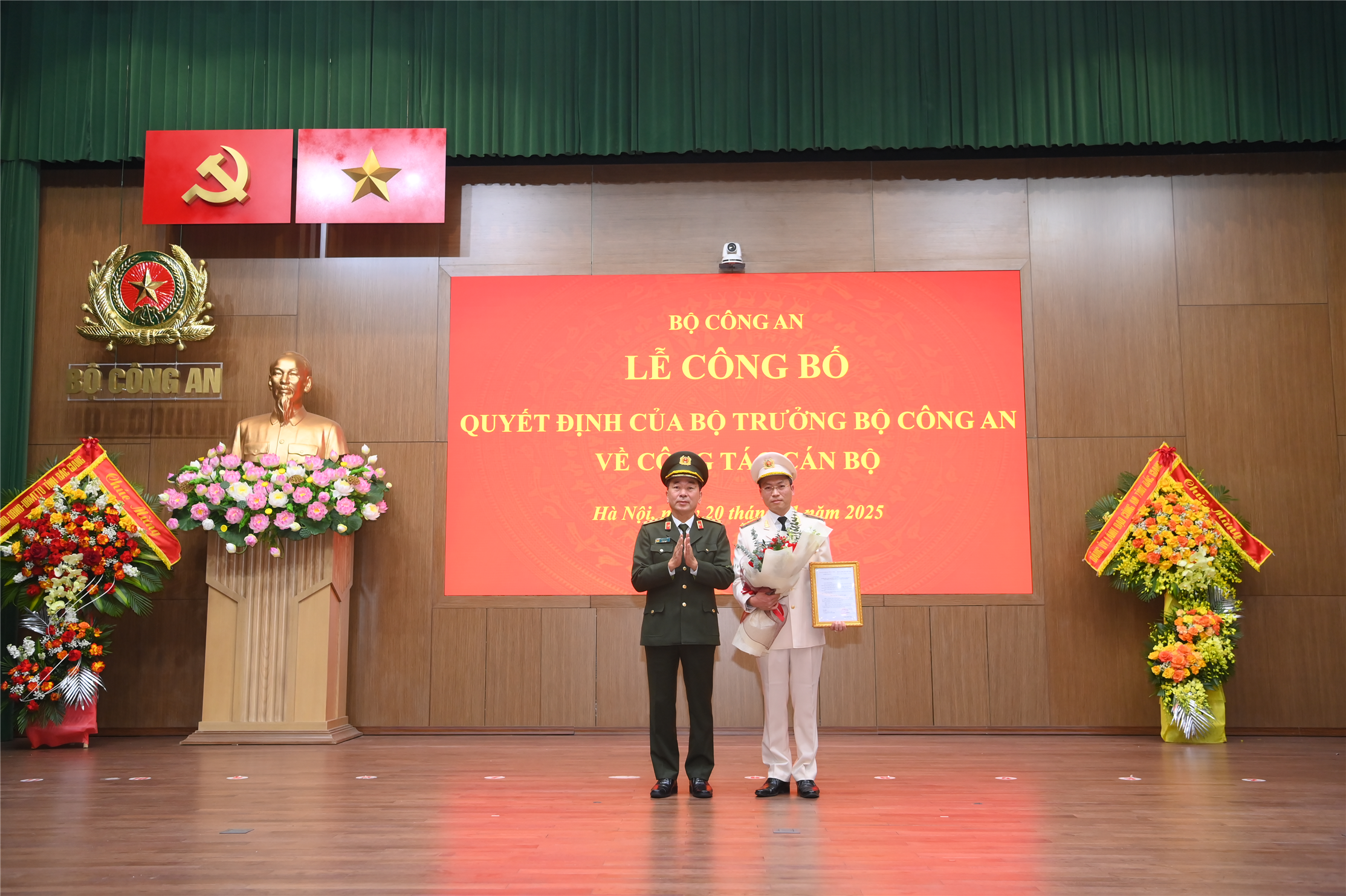 Thứ trưởng Trần Quốc Tỏ trao Quyết định của Bộ trưởng Bộ Công an về việc điều động Đại tá Nguyễn Quốc Toản Giám đốc Công an tỉnh Bắc Giang đến nhận công tác và giữ chức vụ Chánh Văn phòng Bộ Công an.