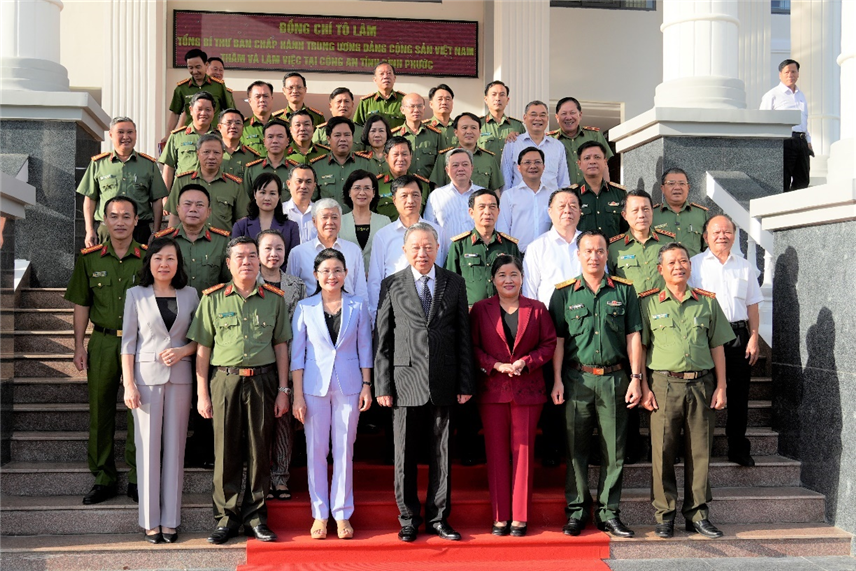 Tổng Bí thư Tô Lâm và các đại biểu chụp ảnh lưu niệm.