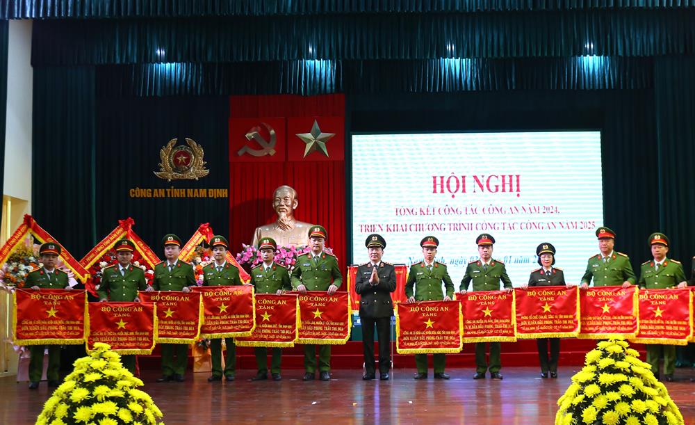 Thứ trưởng Trần Quốc Tỏ trao Cờ thi đua của Bộ Công an tặng các tập thể có thành tích xuất sắc.