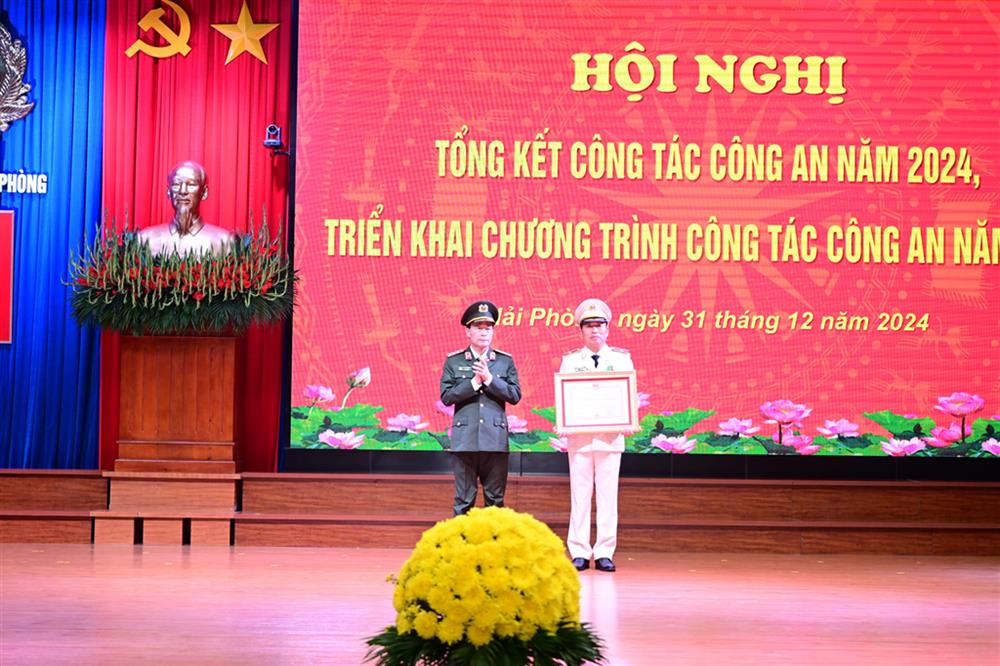 Thứ trưởng Lê Quốc Hùng trao Huân chương Bảo vệ Tổ quốc hạng Nhất tặng Thiếu tướng Vũ Thanh Chương.