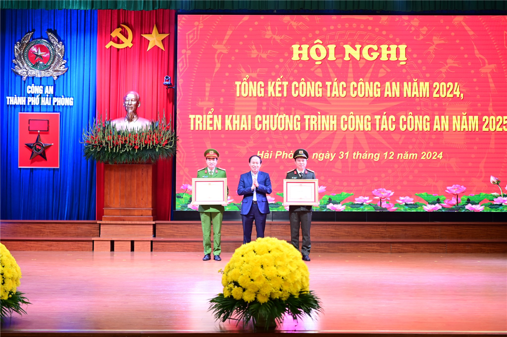 Đồng chí Lê Tiến Châu, Ủy viên TW Đảng, Bí thư Thành ủy, Trưởng Đoàn ĐBQH thành phố Hải Phòng trao tặng Bằng khen của Thủ tướng chính phủ cho 01 tập thể và 01 cá nhân.