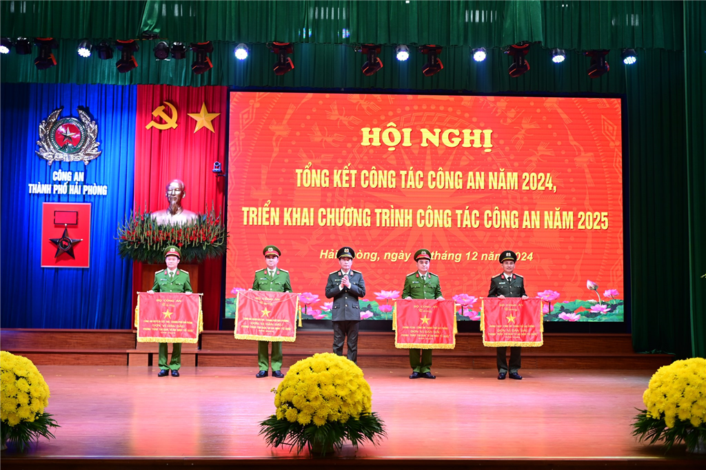 Thứ trưởng Lê Quốc Hùng trao tặng Cờ thi đua của Bộ Công cho 04 tập thể.