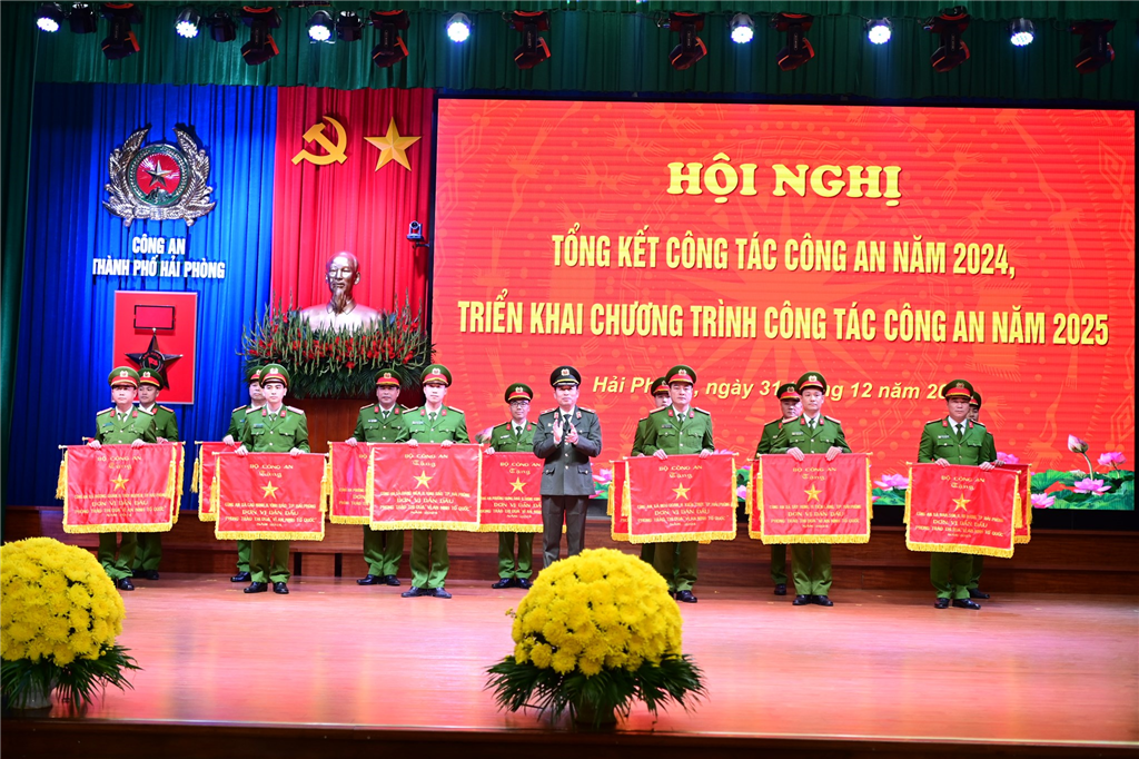 Thiếu tướng Vũ Thanh Chương trao Cờ thi đua của Bộ Công an tặng 13 tập thể