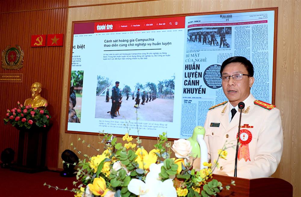 Đại tá Dương Đình Đoàn, Giám đốc Trung tâm Huấn luyện và sử dụng động vật nghiệp vụ trình bày diễn văn kỷ niệm.