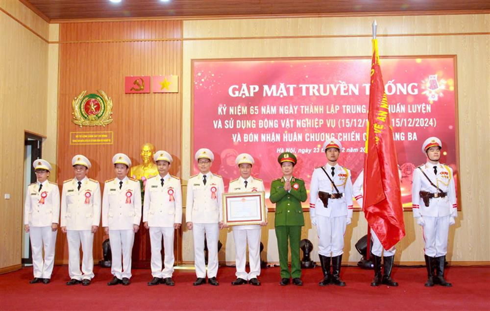 Thừa uỷ quyền, Thiếu tướng Nguyễn Ngọc Thanh trao Huân chương Chiến công hạng Ba tặng Trung tâm Huấn luyện và sử dụng động vật nghiệp vụ.