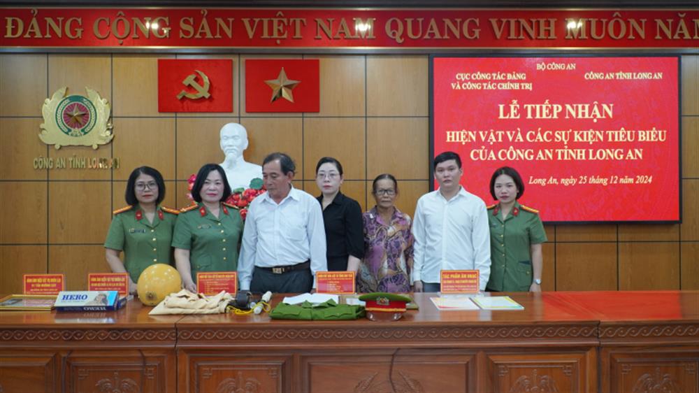 Ban Tổ chức và thân nhân các liệt sĩ tại lễ tiếp nhận.