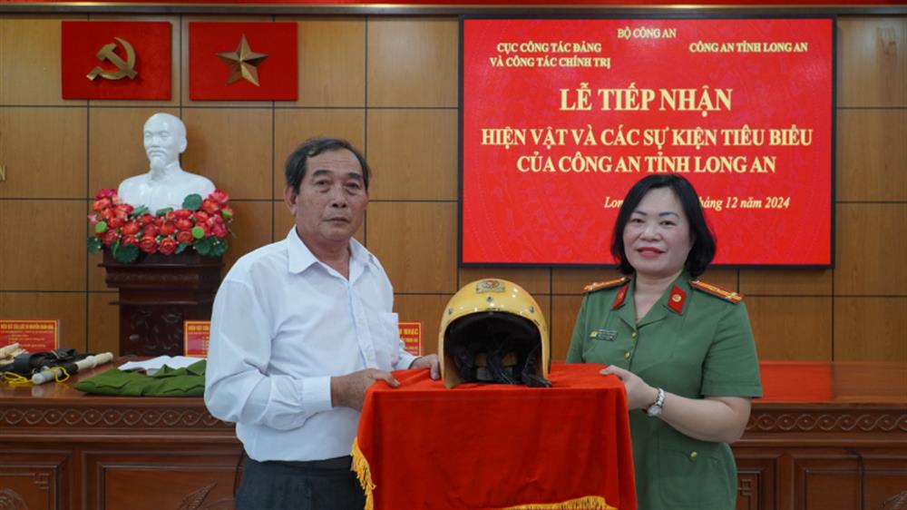 Ban tổ chức tiếp nhận hiện vật của liệt sĩ Nguyễn Xuân Hào.