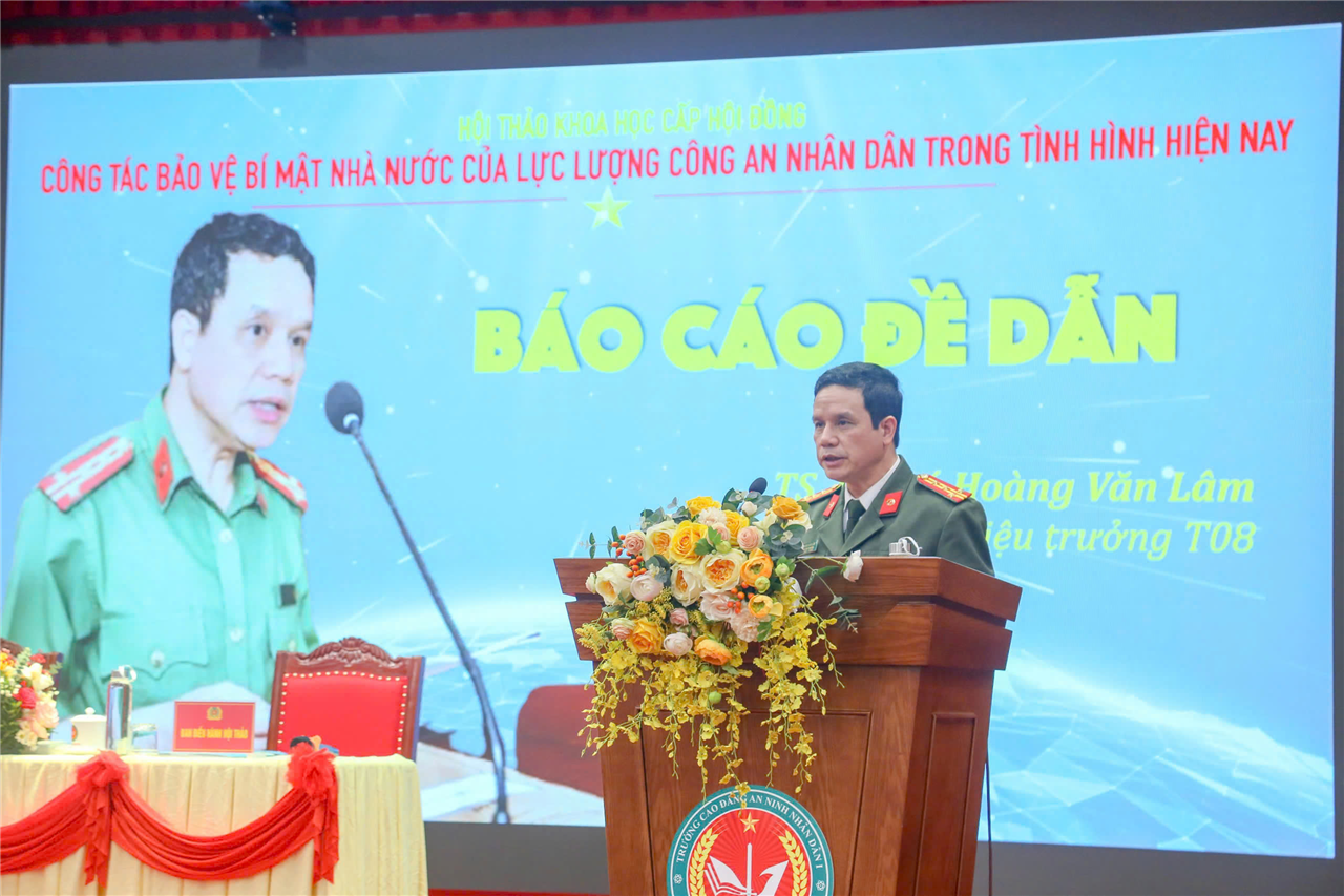 TS. Đại tá Hoàng Văn Lâm - Phó Hiệu trưởng Trường Cao đẳng An ninh nhân dân I trình bày báo cáo đề dẫn hội thảo.