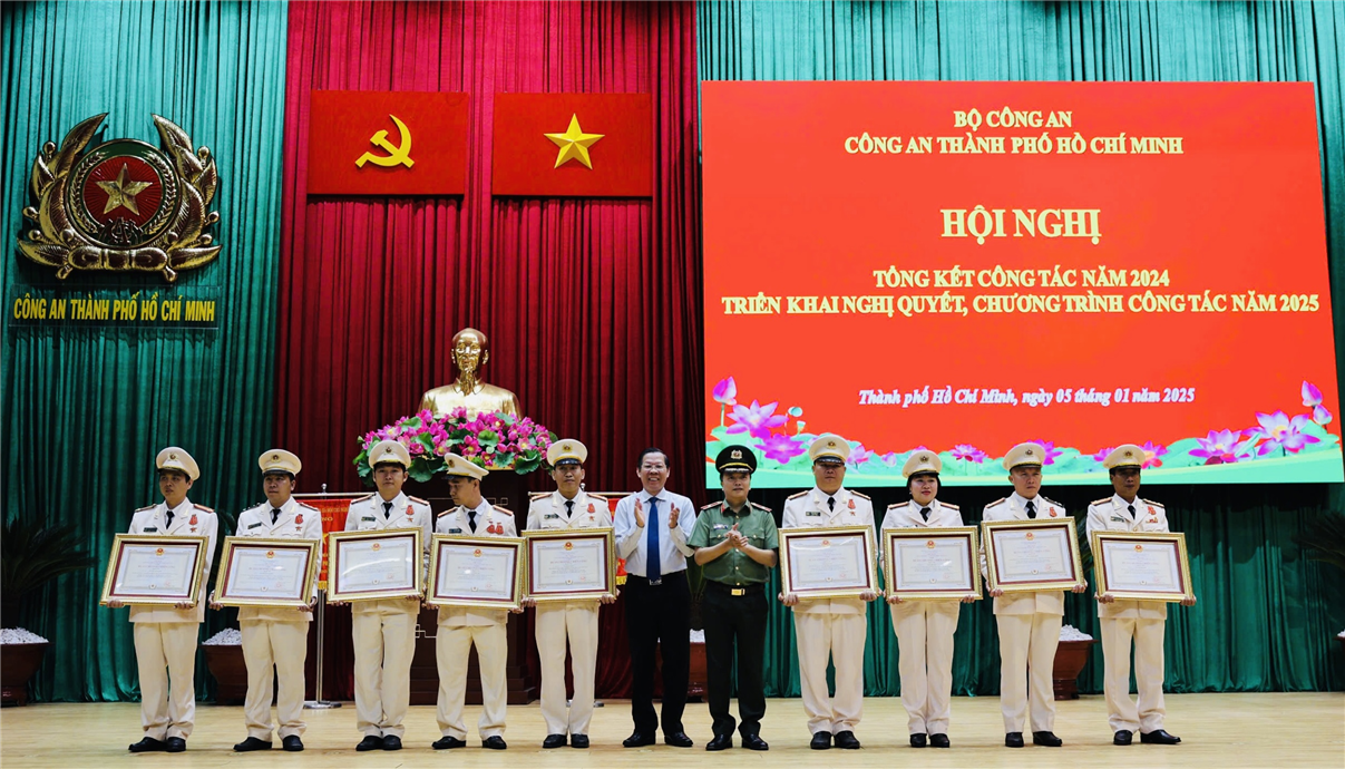 Chủ tịch UBND TP và đ/c Thứ trưởng trao Huân chương Chiến công Hạng Nhì, Ba cho 9 cá nhân.
