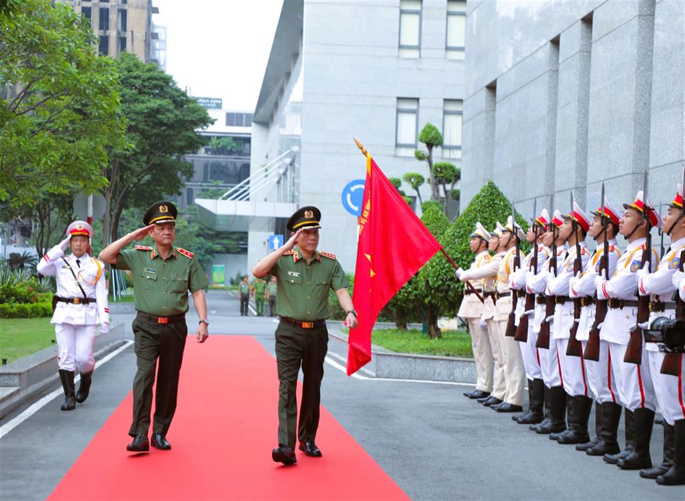 Bộ trưởng Lương Tam Quang duyệt đội Danh dự CATP.