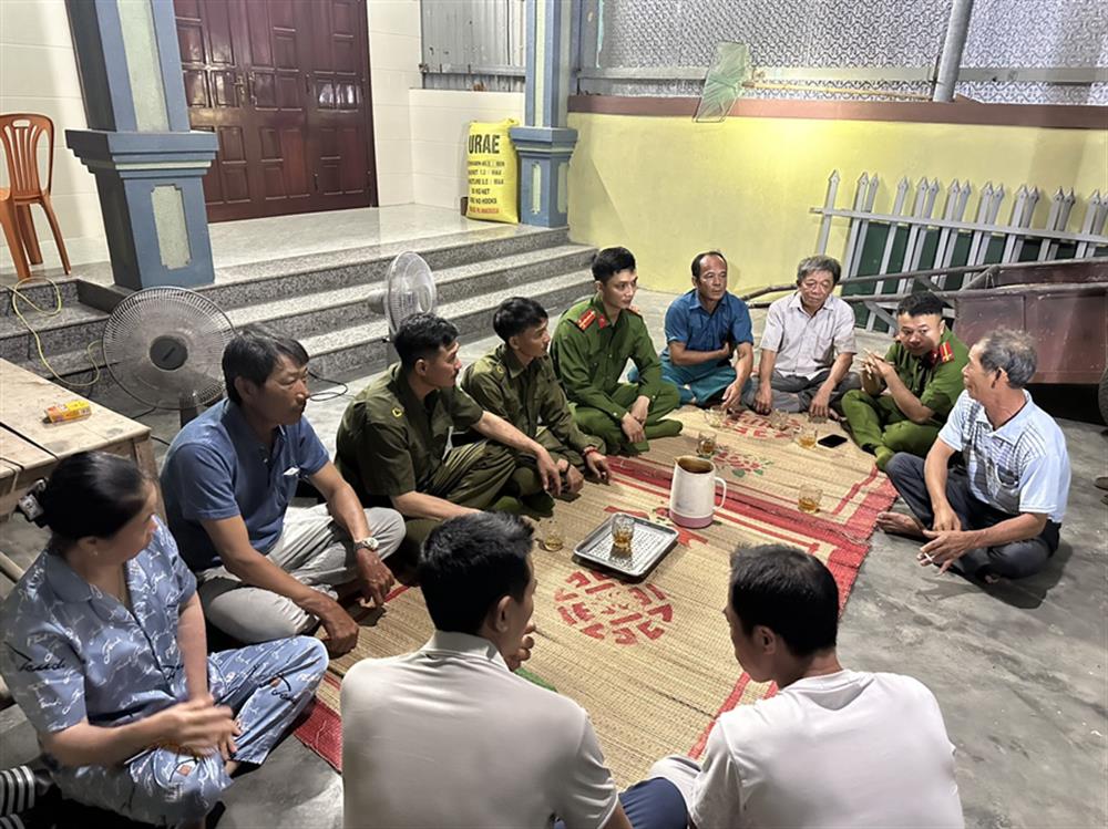 Công an xã Quảng Đông cùng sinh hoạt với Tổ “Tự phòng, tự quản, tự bảo vệ” thôn Vịnh Sơn, xã Quảng Đông để nắm và trao đổi tình hình trên địa bàn.