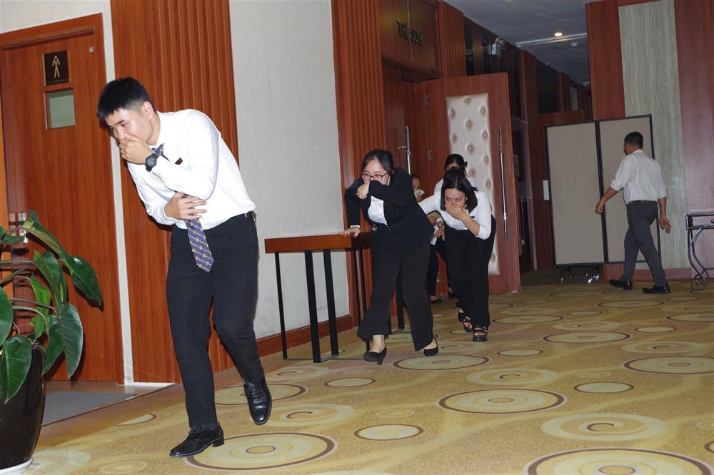 Cán bộ, công nhân viên và các hộ dân tại tổ hợp Khách sạn Mường Thanh Luxury Hà Nam thực hành kỹ năng di chuyển thoát nạn trong môi trường có nhiều khói, khí độc.