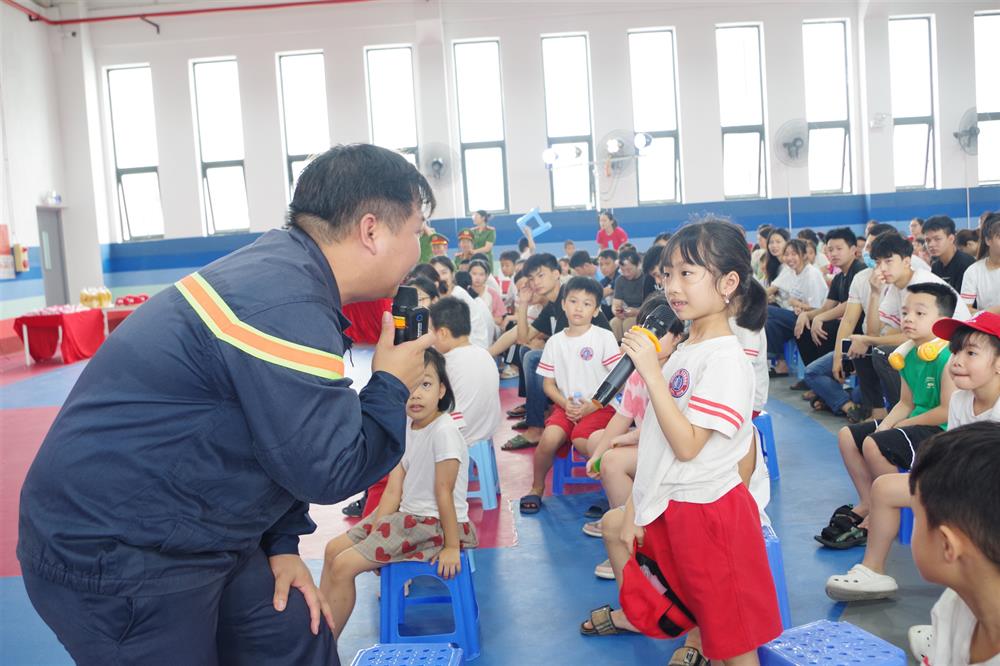 . Lực lượng cảnh sát PCCC và CNCH giao lưu với các em học sinh về kiến thức PCCC.