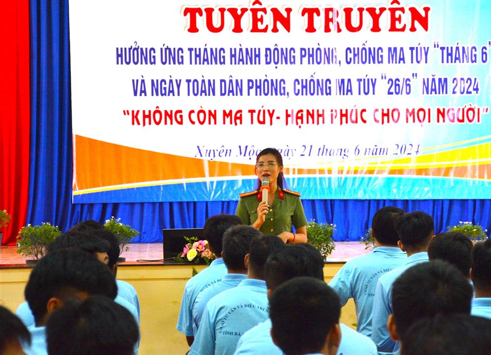 Cán bộ tuyên truyền Công an tỉnh phổ biến kiến thức pháp luật về phòng, chống ma túy cho học viên.