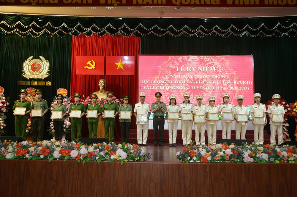 Các tập thể, cá nhân được khen thưởng.