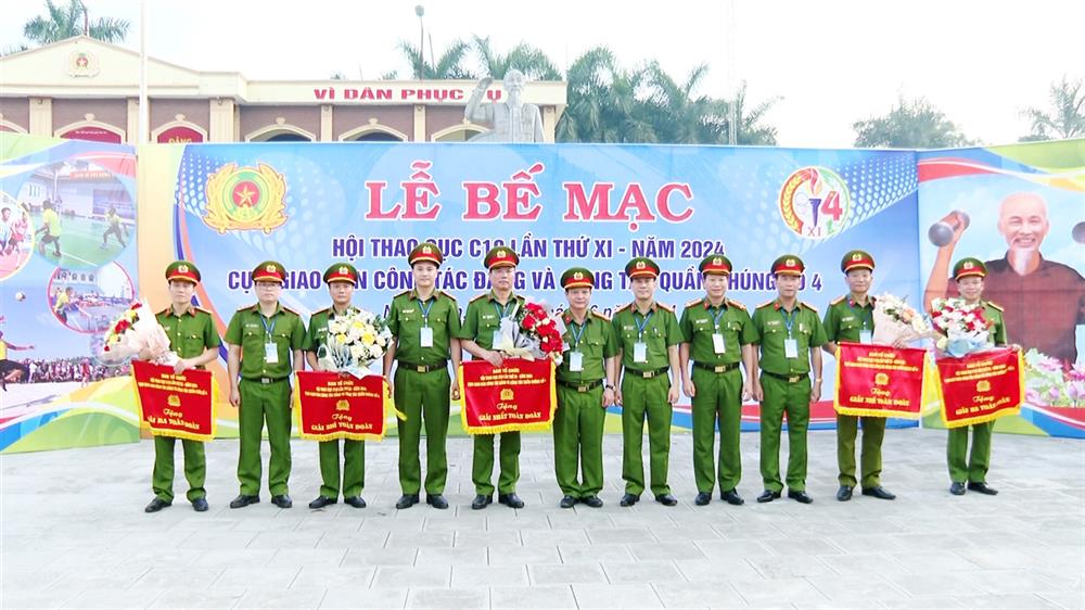 Ban Tổ chức trao các giải cho các đội chơi.