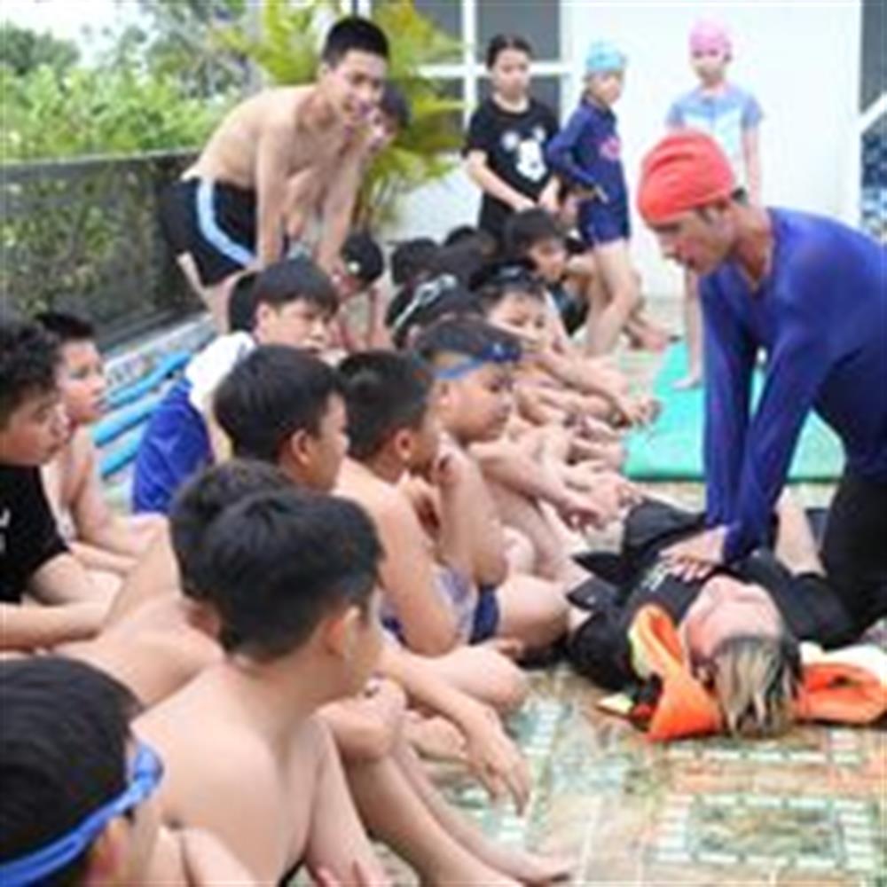 Học bơi và kỹ năng sơ cấp cứu phòng chống tai nạn đuối nước.
