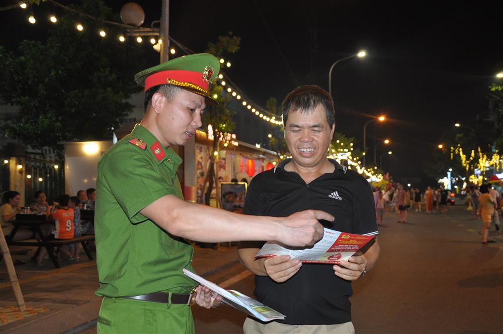 Phòng Cảnh sát điều tra tội phạm về ma túy Công an tỉnh Hải Dương phối hợp với Công an TP Hải Dương, Công an phường Bình Hàn, thành phố Hải Dương tổ chức tuyên truyền, phát tờ rơi về phòng chống ma túy tại phố Ẩm thực Tuệ Tĩnh, thành phố Hải Dương.