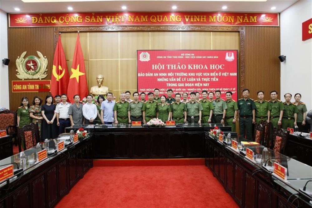 Các đại biểu dự Hội thảo.