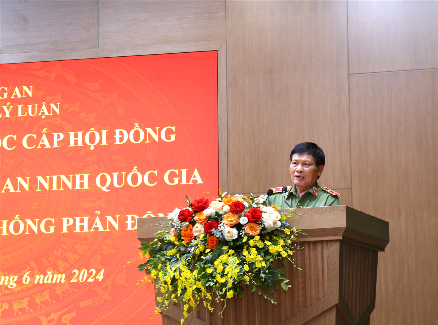 Các đại biểu tham luận tại Hội thảo.