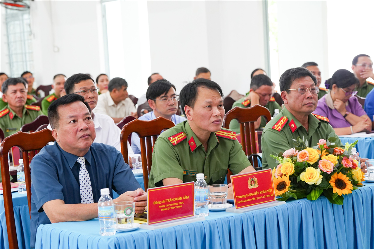 Các đại biểu tham dự hội nghị.