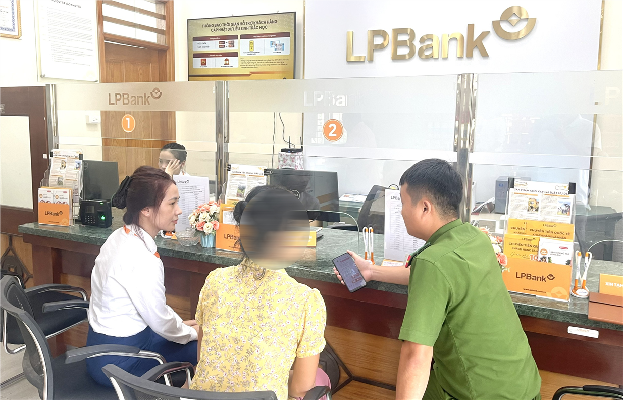 Công an huyện Quan Hóa phối hợp với phòng giao dịch Ngân hàng Liên Việt postbank kịp thời tuyên truyền, giải thích ngăn chặn vụ việc.