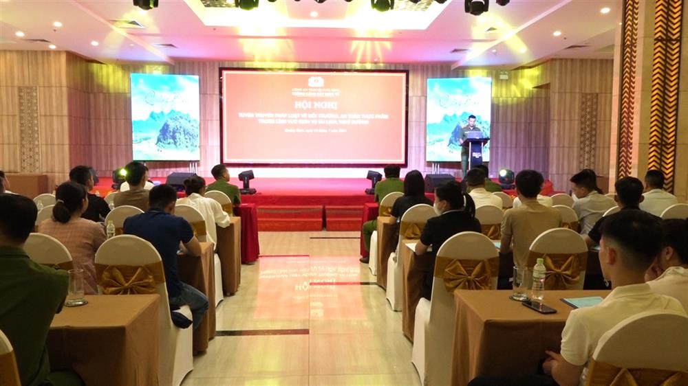 Công an tỉnh phối hợp với các đơn vị liên quan tuyên truyền về công tác bảo vệ môi trường và vệ sinh an toàn thực phẩm.