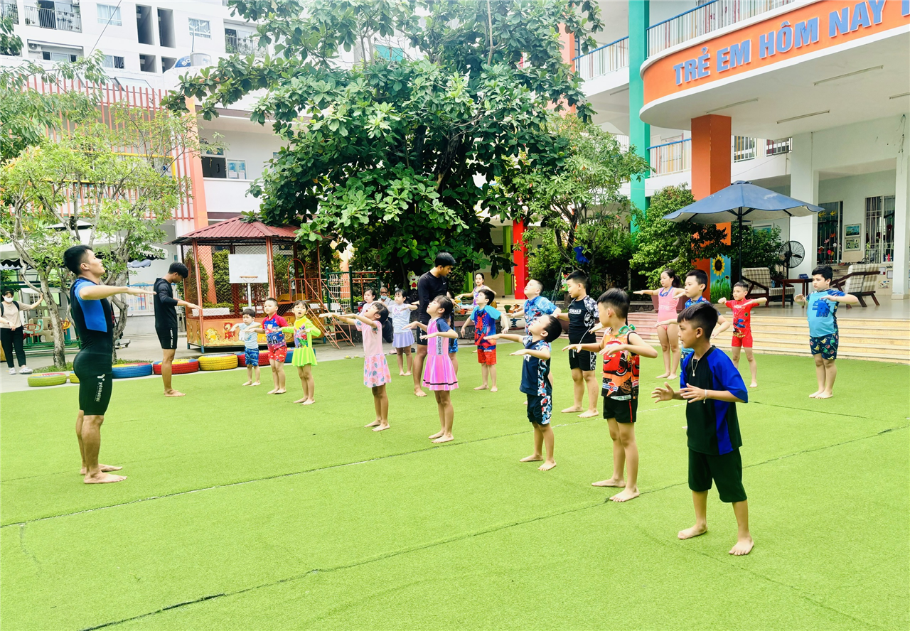 Các học sinh khởi động trước khi học.