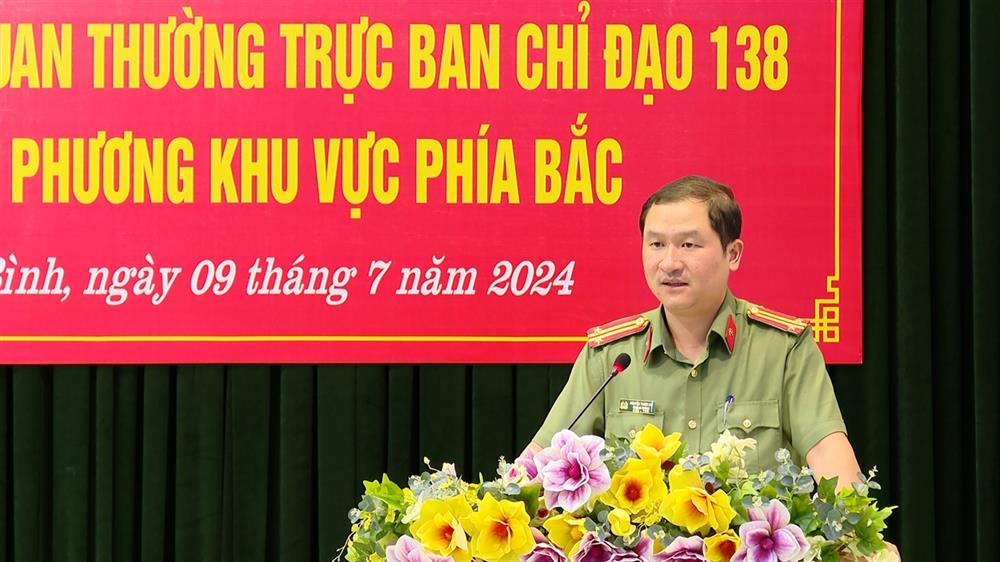 Các đại biểu tham luận tại hội nghị.