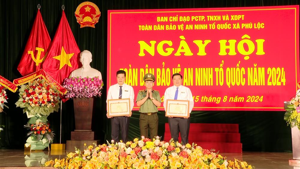 Đại tá Trần Quý Trường, Phó Cục trưởng Cục Xây dựng phong trào bảo vệ An ninh Tổ quốc trao Bằng khen của Bộ trưởng Bộ Công an tặng các tập thể, cá nhân có thành tích xuất sắc.