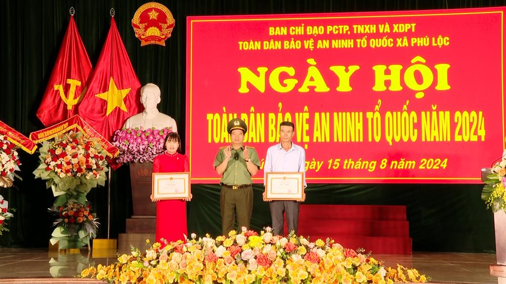 Đại tá Đặng Trọng Cường, Giám đốc Công an tỉnh tặng Giấy khen cho tập thể, cá nhân có thành tích xuất sắc.