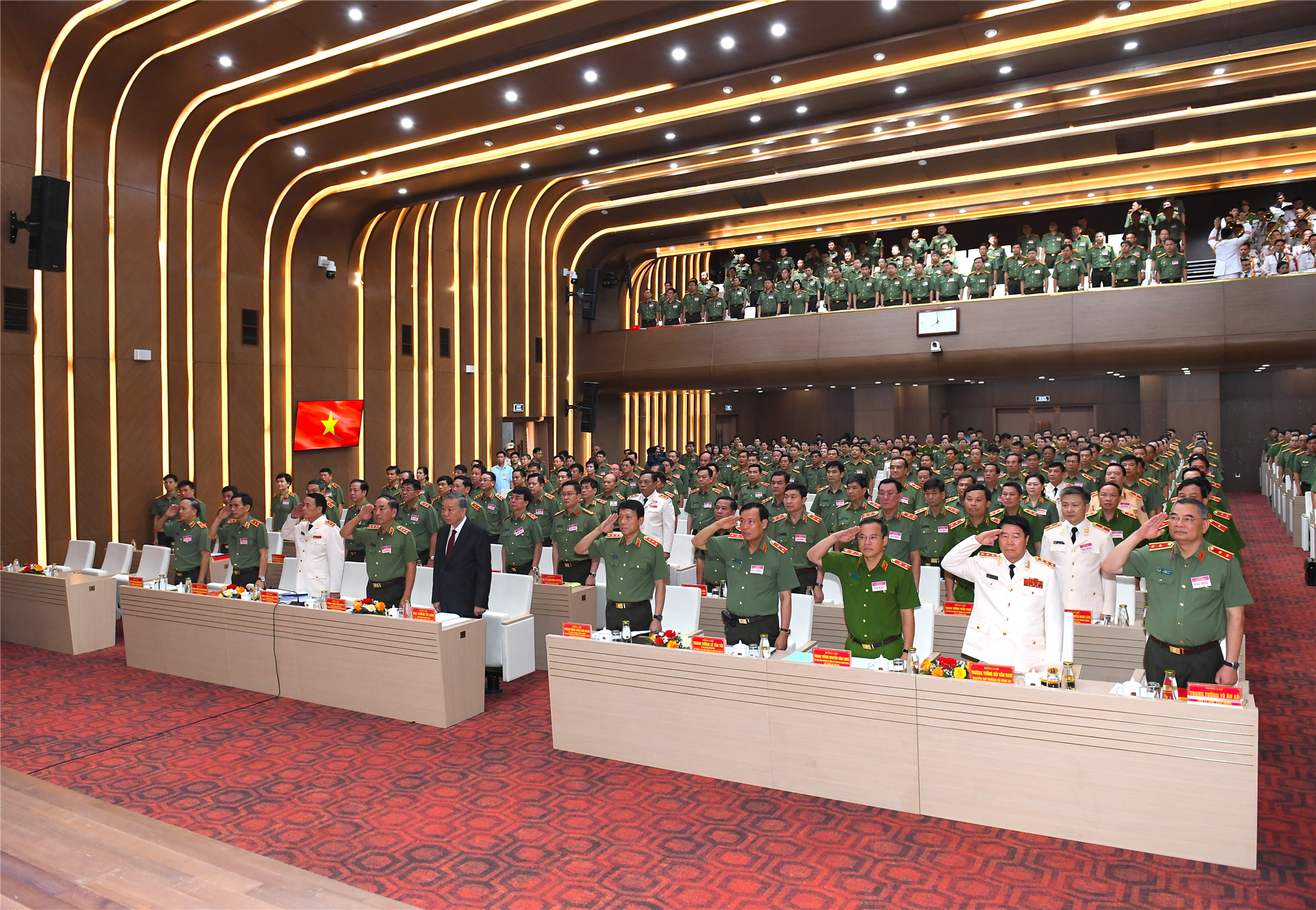 Các đại biểu thực hiện nghi thức Chào cờ.