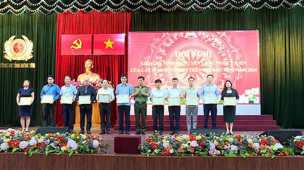 Các đơn vị có thành tích xuất sắc trong công tác phối hợp được khen thưởng trong dịp này.