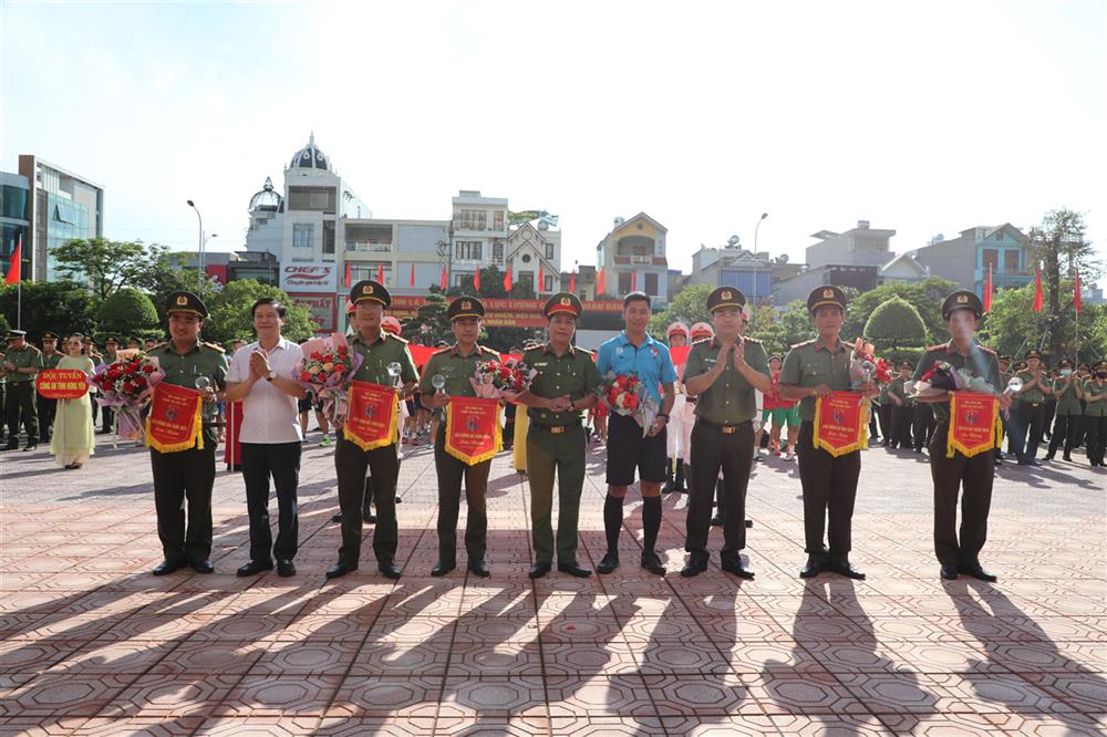Các đồng chí lãnh đạo Công an các tỉnh trong Cụm thi đua số 5, lãnh đạo Sở Văn hóa, thể thao và du lịch tỉnh Thái Bình tặng cờ lưu niệm cho các đội tham dự Giải và tổ trọng tài.