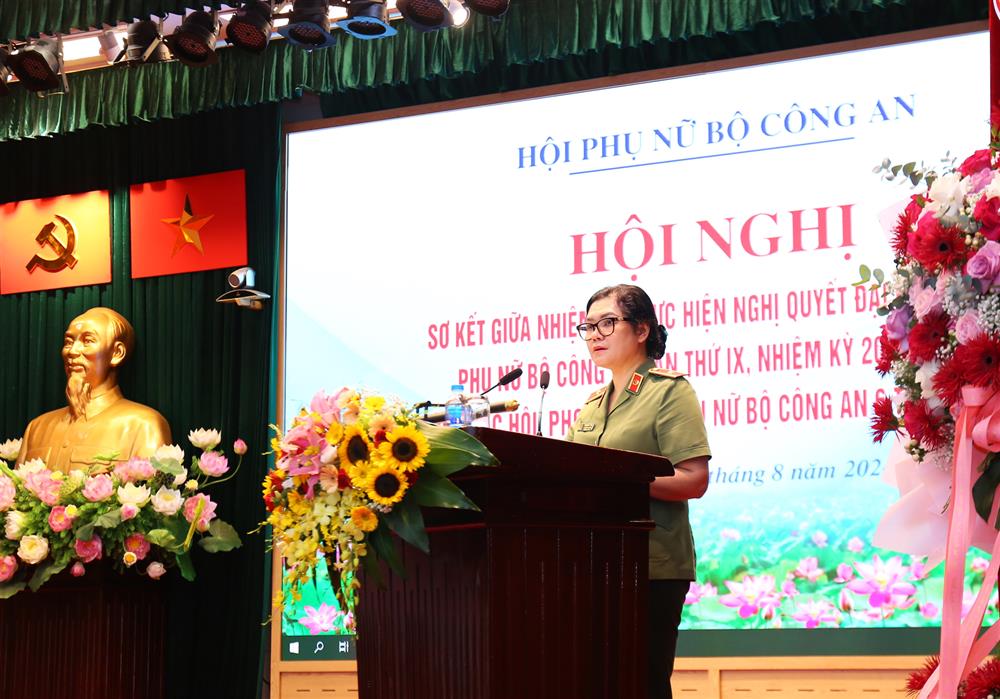 Thiếu tướng Ngô Hoài Thu, Phó Cục trưởng Cục Công tác đảng và công tác chính trị, Trưởng Ban Phụ nữ CAND phát biểu tại Hội nghị.