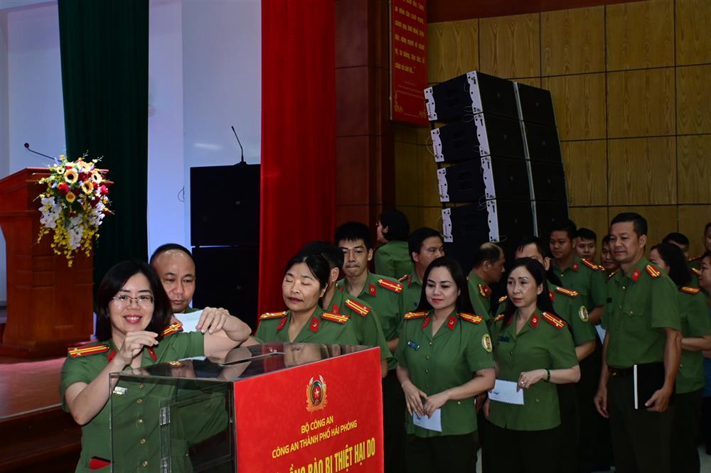 Lãnh đạo, cán bộ, chiến sĩ Công an TP Hải Phòng ủng hộ đồng bào bị thiên tai, bão lũ.